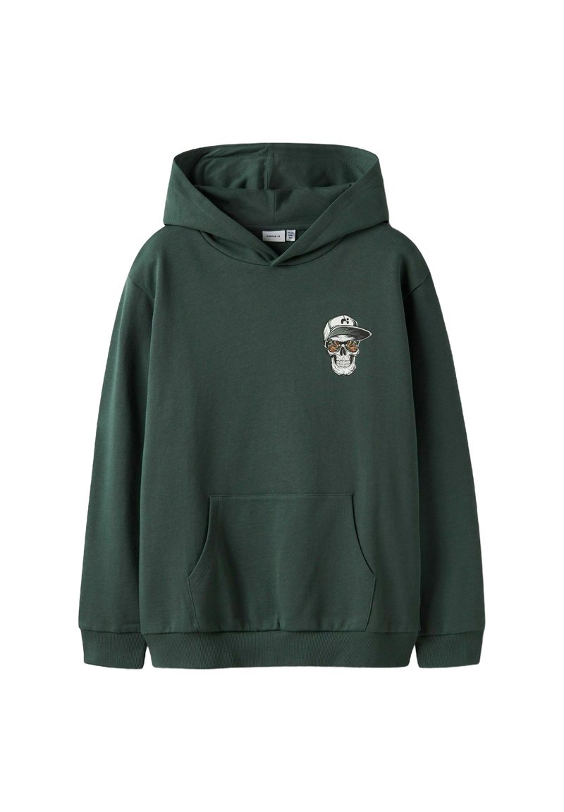 Hoodie en coton vert avec une poche kangourou, ornée d'un graphisme de crâne avec des lunettes de soleil et une casquette sur le côté gauche de la poitrine.