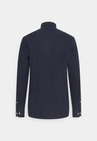 Dunkelblaues Langarmhemd mit Knopfkragen. Verfügt über eine dezente Struktur und knöpfbare Manschetten. Rückansicht zeigt ein sauberes, minimalistisches Design.