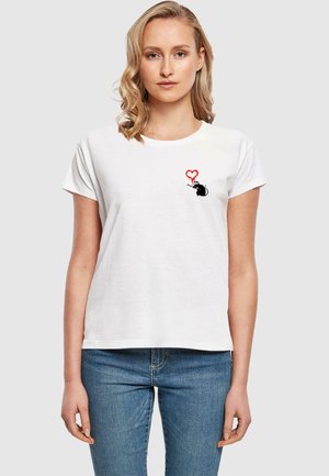 Weißes Baumwoll-T-Shirt mit kurzen Ärmeln, das ein schwarzes Ratten- und rotes Herz-Graphic auf der linken Brust zeigt. Klassisches Rundhalsausschnitt-Design.