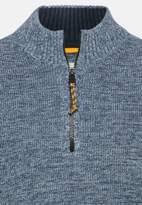Blauer gestrickter Pullover mit einem halben Reißverschluss, der ein strukturiertes Muster und einen gerippten Kragen in einem dunkleren Blauton aufweist.