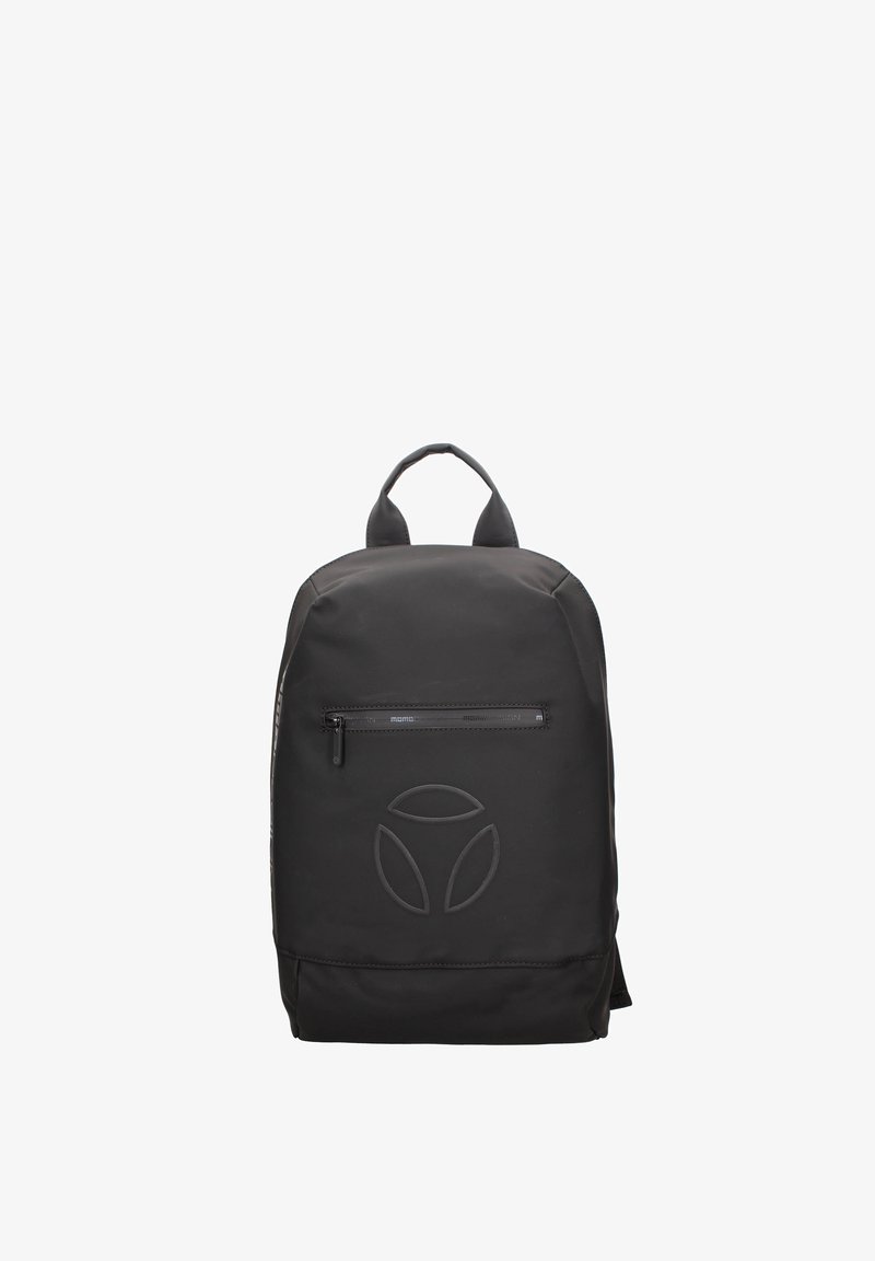 Sac à dos noir avec une poche avant zippée et un logo circulaire embossé comprenant trois formes courbées, sur fond blanc.