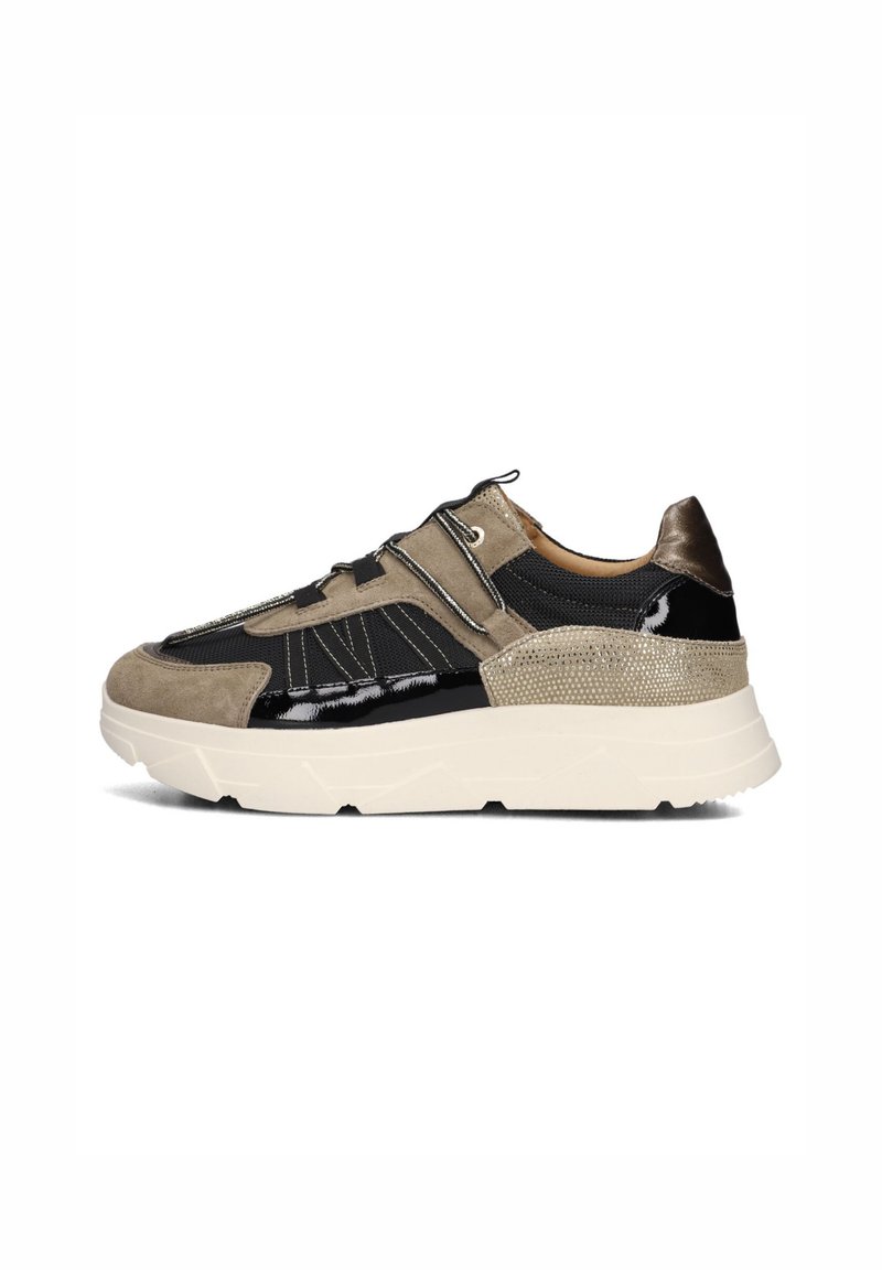 Herensneaker met een mix van suede en mesh in beige, zwarte lakaccenten, een off-white zool en onderscheidende textuurdetails.