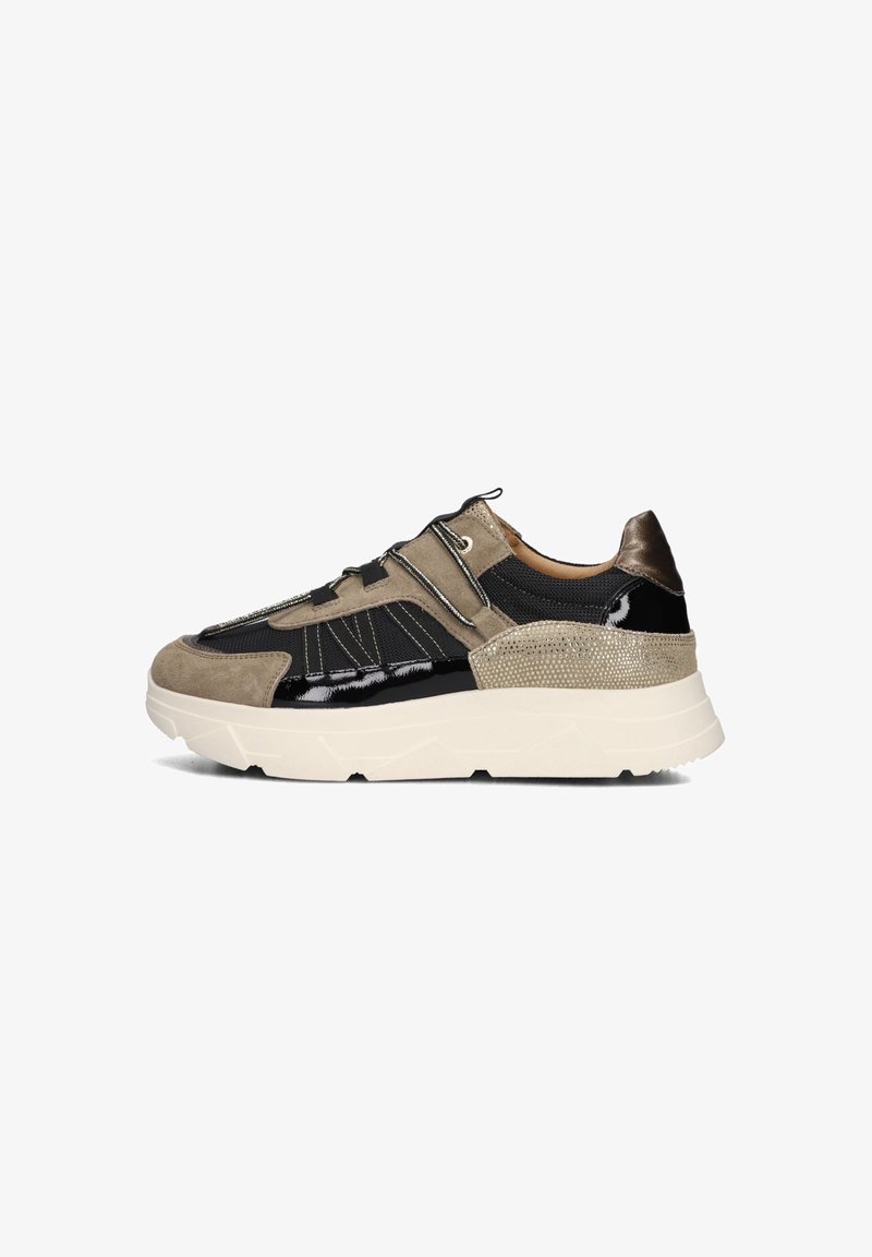 Herren-Sneaker aus einer Mischung von Wildleder und Netz in beige, mit schwarzen Lackakzenten, einer off-white Sohle und ausgeprägten strukturierten Details.