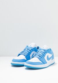 Jordan AIR JORDAN 1 LOW - Zapatillas - university blue/white