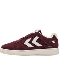 Bordeauxfarbene Wildledersneaker mit weißem Chevron-Muster, runder Zehenform, Schnürverschluss und weißer Zwischensohle. Präsentiert Branding an der Ferse und seitlichen Akzenten.