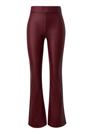Pantalons évasés en simili cuir bourgogne avec une texture lisse, une taille haute et des détails de couture, présentant une silhouette ajustée jusqu'aux genoux.