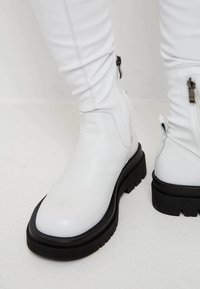 Cesare Gaspari Botas mosqueteras - white