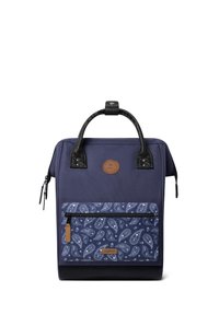 Marineblauwe stoffen rugzak met leren accenten, voorzien van een voorvak met paisleypatroon, een handvat aan de bovenkant en een ritssluiting. Ronde logodetail.