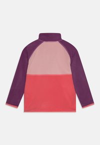 Pullover in pile con collo alto, caratterizzato da un design a blocchi di colore in viola, rosa e corallo. Maniche lunghe e texture morbida.