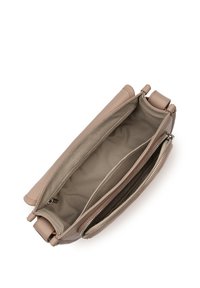 Borsa in pelle di un leggero beige, con chiusura con zip, due scomparti interni e una texture liscia. Accenti di cuciture visibili.