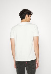 Tommy Hilfiger LARGE FLAG TEE - T-shirt estampada - ecru