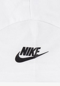 Nike Sportswear FUTURA EVERGREEN TEE UNISEX - Potiskana majica - white