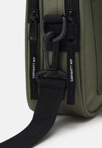 Carhartt WIP ESSENTIALS BAG SMALL UNISEX - Borsa a tracolla - dollar green