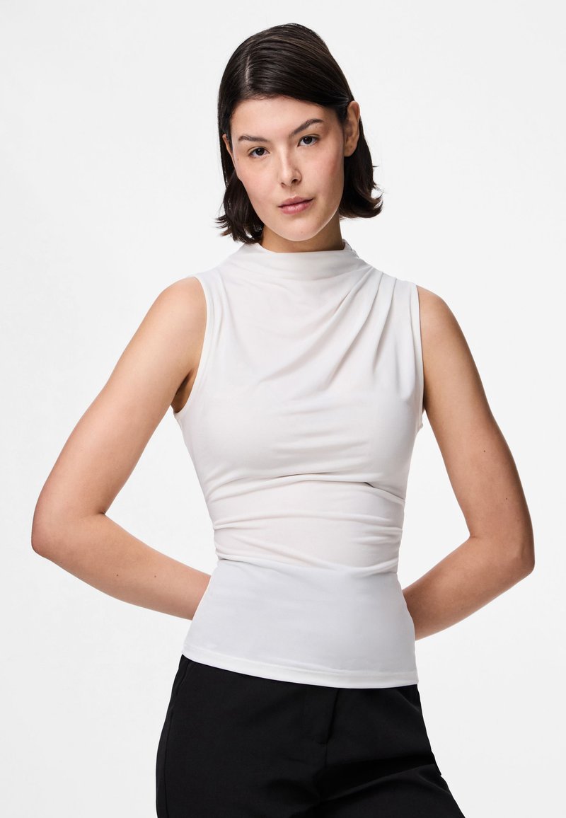 Dopasowany, bezrękawnik w białym materiale z wysokim kołnierzem i marszczoną fakturą. Gładki i elastyczny materiał z bezszwowym wykończeniem.
