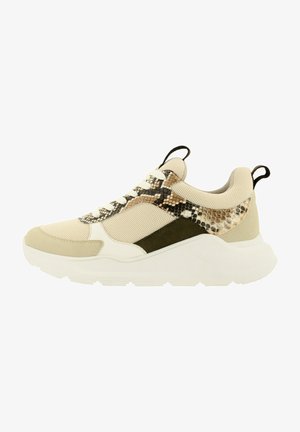 Beige Sneaker mit strukturiertem Mesh und Schlangenhaut-Akzenten. Verfügt über eine dicke, weiße Sohle und olivgrüne Wildleder-Details. Enthält eine schwarze Schlaufe an der Ferse.