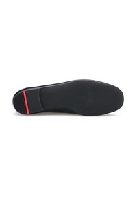 Schwarze Schuhsohle mit glatter, matter Oberfläche und roten Akzenten. Verfügt über ein strukturiertes Griffmuster und ein geprägtes Markenlogo. Flaches Design, ohne Absatz.