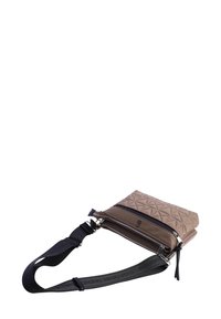 Bolso bandolera de patrón geométrico beige con un frente texturizado, compartimentos con cremallera y una correa negra ajustable con detalle de logo.