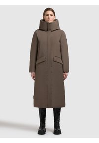 Palton lung maro căptușit, cu guler înalt, fermoar frontal, două buzunare laterale și croială dreaptă. Finisat cu o textură netedă, mată.