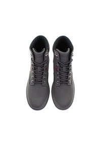 Pár černých šněrovacích bot U.S. Polo Assn. s polstrovaným kotníkem a kovovými oky, zobrazené z výšky na bílém pozadí.