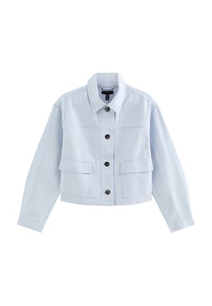 Jasnoniebieska krótka kurtka z długimi rękawami, ostrym kołnierzem, guzikami z przodu i dwoma kieszeniami z klapkami z przodu.