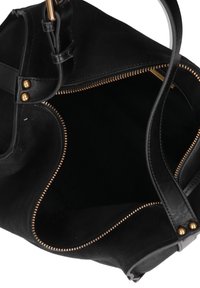 Borsa a tracolla in suede nero con dettagli in pelle, apertura superiore e zip color oro. L'interno è in un tessuto scuro solido con un design spazioso.