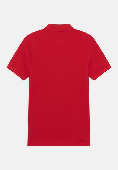 Rød polo-shirt med korte ærmer og krave, vist bagfra på en hvid baggrund.