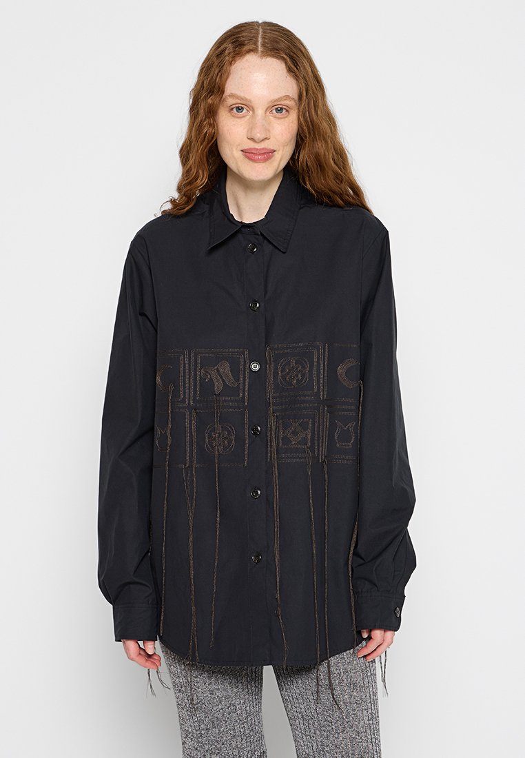 Nanushka Overhemdblouse zwart Nanushka Overhemdblouse zwart