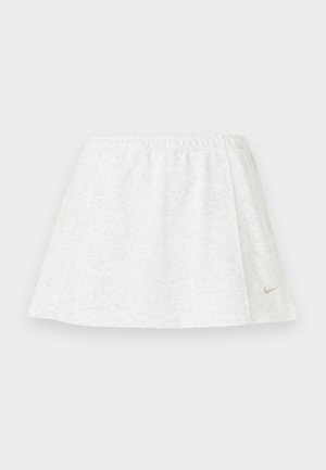 Fehér sport szoknya puha, texturált anyagból, rugalmas derékkal, és egy kis arany Nike logóval az alján.