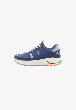 Granatowe buty sportowe z siateczkową cholewką, białymi sznurowadłami, pomarańczowymi akcentami, logo z boku oraz masywną białą podeszwą z pomarańczową wstawką.