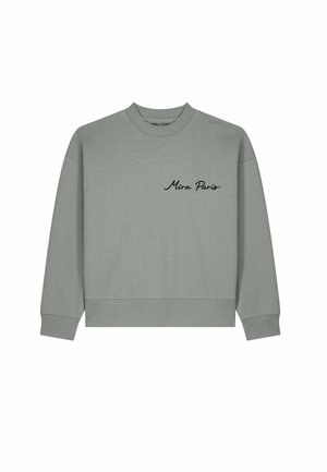 Mann trägt graues Sweatshirt mit Rundhalsausschnitt und "Mira Paris" Schrift auf der Brust sowie schwarze rechteckige Sonnenbrille vor weißem Hintergrund.