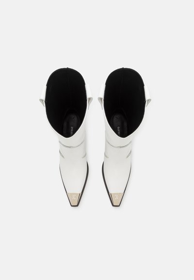 David Koma ANKLE LENGTH METAL NOSE - Kõrge kontsaga poolsaapad - white