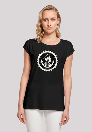 Schwarzes Kurzarm-T-Shirt mit einem kreisförmigen Grafikdesign, das eine figur im Helm, Pfeile und wellenförmige Linien in Weiß zeigt. Weicher Stoff.