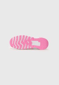 Sportsko med en struktureret hvid bund og et pink gummifor, der er designet til greb og stabilitet. Bemærkelsesværdigt zigzag-mønster.