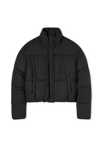 Czarna krótka kurtka puchowa z wysokim kołnierzem, pikowanym wzorem, bocznymi kieszeniami i gładką teksturą. Swobodna i nowoczesna sylwetka.