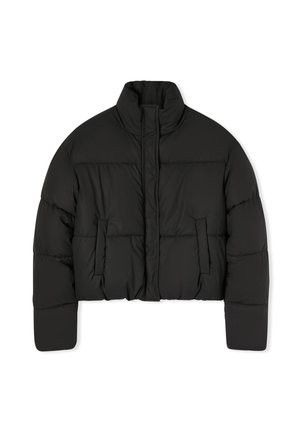 Czarna krótka kurtka puchowa z wysokim kołnierzem, pikowanym wzorem, bocznymi kieszeniami i gładką teksturą. Swobodna i nowoczesna sylwetka.