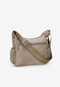 Bolso de hombro de nailon beige con correa ajustable, que cuenta con dos bolsillos con cremallera y una textura suave. Acentuado con una correa de lona con el logo.