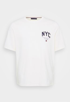 Balta medvilninė marškinėliai su tamsiai mėlynu "NYC" logotipu kairėje krūtinės pusėje, trumpomis rankovėmis ir apvalia iškirpte. Paprastas dizainas su minimaliais akcentais.