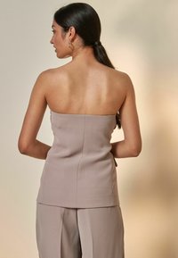 Next BUTTON THROUGH REGULAR FIT - Liemenė - mink brown