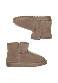 Bocanci de gleznă din suede maro, cu vârf rotund, textură moale și un șiret scurt. Talpă plată din cauciuc cu detalii de cusătură subtile.