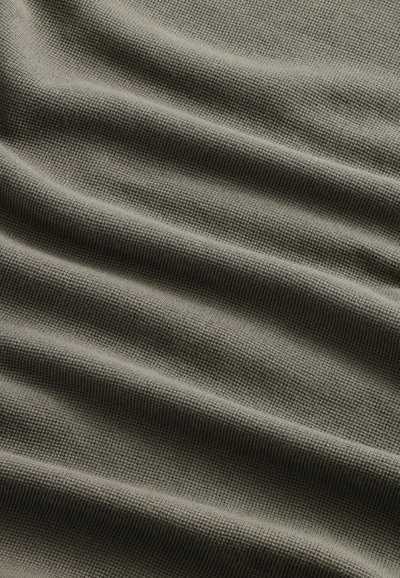 Tessuto leggero e testurizzato di colore khaki tenue, caratterizzato da un motivo a coste con sottili variazioni di profondità e tonalità.