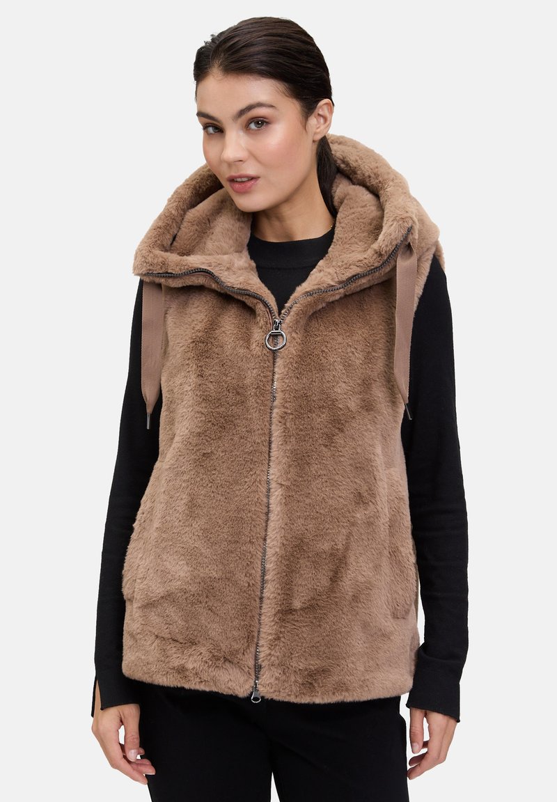 Braune Kunstfellweste mit Kapuze, die einen Reißverschluss vorne und kontrastierende Träger aufweist. Weiche Textur, ärmelloses Design und lockere Passform.