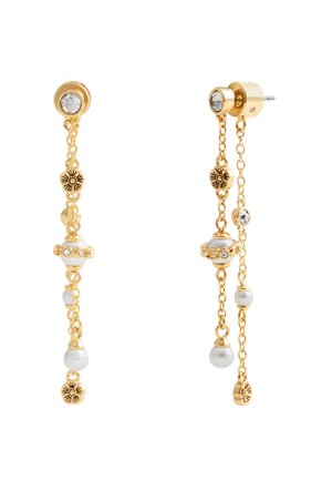 Orecchini pendenti in tono oro con catene, che presentano accenti in cristallo, perle bianche e dettagli in metallo a forma di fiore.
