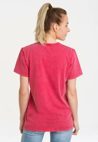 Short-sleeve, crew-neck t-shirt in faded pink cotton. Features a relaxed fit and regular stitching detail along sleeves and hem.