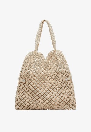 Borsa a mano intrecciata in beige naturale, realizzata con materiale intrecciato a finitura strutturata. Presenta manici intrecciati e un semplice bottone a scatto come dettaglio.