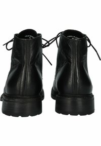 Botines de cuero negro hasta el tobillo con punta redondeada, cierre de cordones y acabado texturizado. Presentan una suela de goma resistente y estratificada.