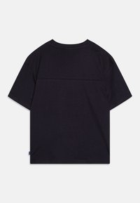 T-shirt noir à manches courtes en coton, avec un col rond et un détail de couture horizontale à l'arrière. Texture lisse avec une coupe décontractée.