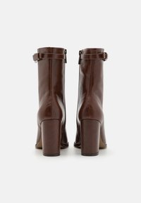 Steve Madden BRENTLEY - Kotníková obuv na vysokém podpatku - cognac