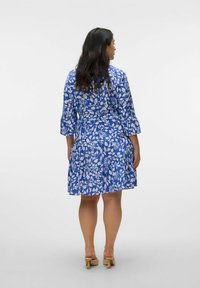 Vero Moda Curve Robe de jour - dazzling blue