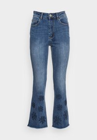 Modré d žíny s vysokým pasem, rozšířeným střihem a třepícími se okraji. Vyznačují se výšivkou květin na spodní části nohy a standardním designem se pěti kapsami.