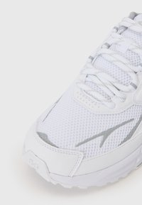 Under Armour APPARITION TECH - Sneakers laag - white/white/metallic silver-coloured
